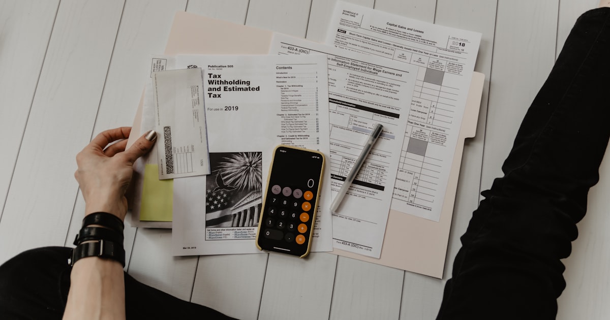 Bureau de diagnostiqueur avec plans et outils